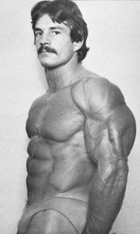 Mike mentzer. Майк Ментцер. Майк Ментцер бодибилдер. Майк Ментцер молодой. Mike Mentzer 1979.